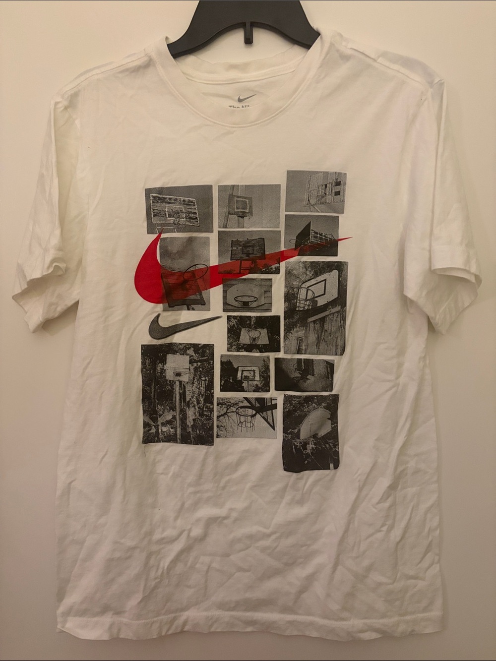 Nike Men’s small White Short Sleeve Graphic Tee basketball